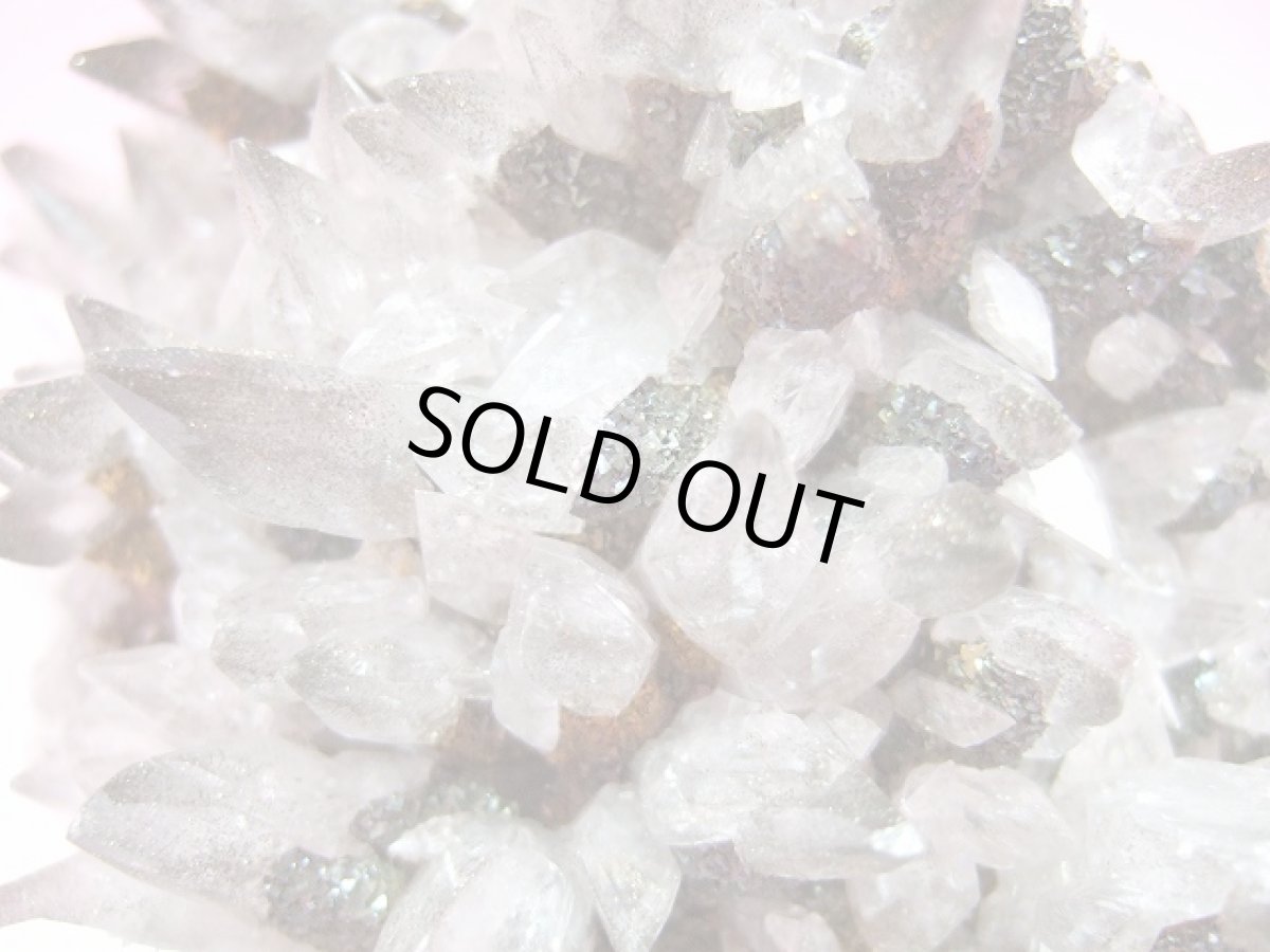 画像2: カルサイト犬牙状クラスター(レインボーキャルコパイライト付着) (2)