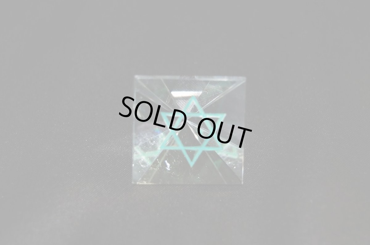 画像2: ヒマラヤクリスタル（水晶）ヘキサグラム彫ピラミッド 11g (2)