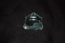 画像1: ヒマラヤクリスタル（水晶）陰陽彫ピラミッド 10g (1)