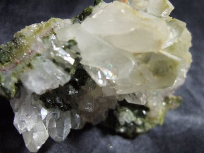 画像1: エピドート（緑れん石）付着クリスタルクラスター （水晶群晶） 56g