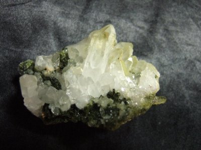 画像2: エピドート（緑れん石）付着クリスタルクラスター （水晶群晶） 56g
