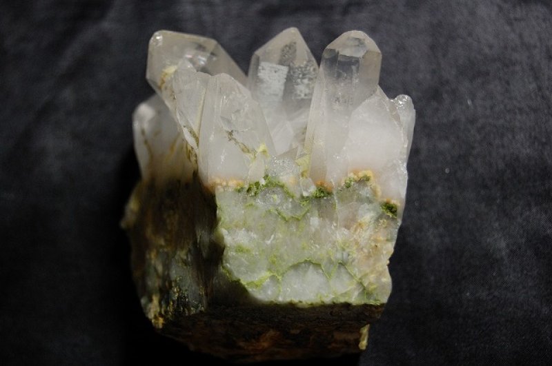 画像1: エピドート（緑れん石）付着クリスタルクラスター （水晶群晶） 494g