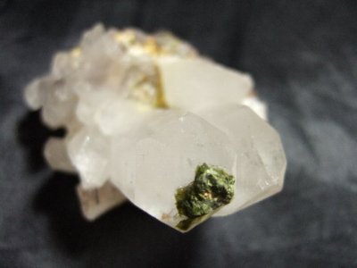 画像1: エピドート（緑れん石）付着クリスタルクラスター （水晶群晶） 95g