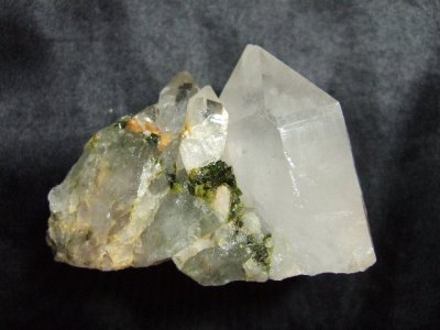 画像2: エピドート（緑れん石）付着クリスタルクラスター （水晶群晶） 106g