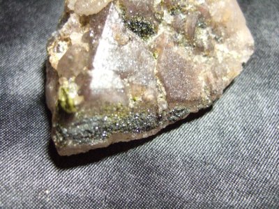 画像1: エピドート（緑れん石）付着クリスタルクラスター （水晶群晶） 34g