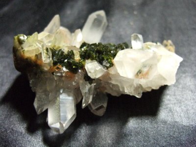 画像1: エピドート（緑れん石）付着クリスタルクラスター （水晶群晶） 101g