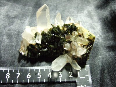 画像2: エピドート（緑れん石）付着クリスタルクラスター （水晶群晶） 101g