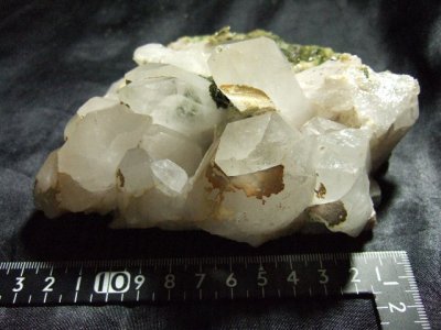 画像2: エピドート（緑れん石）付着クリスタルクラスター （水晶群晶） 784g