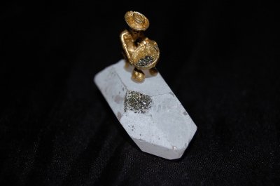 画像1: 砂金堀の置物 クリスタルクォーツ（水晶）×パイライト（黄鉄鉱）