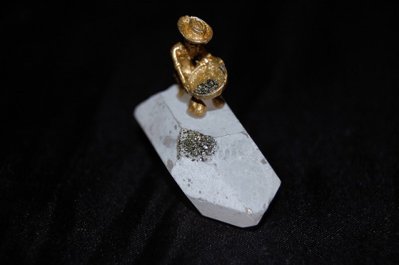 画像1: 砂金堀の置物 クリスタルクォーツ（水晶）×パイライト（黄鉄鉱）