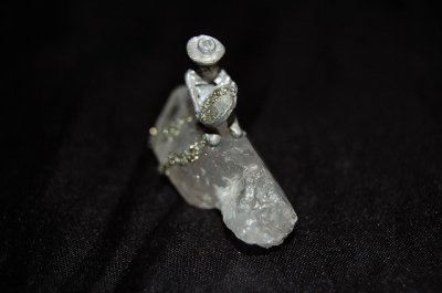 画像1: 砂金堀の置物 クリスタルクォーツ（水晶）×パイライト（黄鉄鉱）