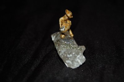 画像1: 砂金堀の置物 クリスタルクォーツ（水晶）×パイライト（黄鉄鉱）