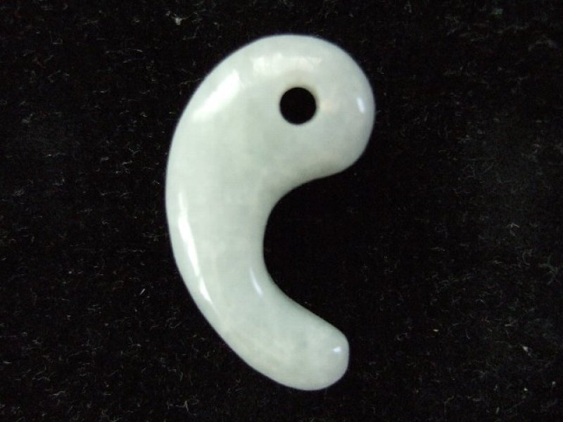 画像1: ビルマ本翡翠(硬玉)勾玉