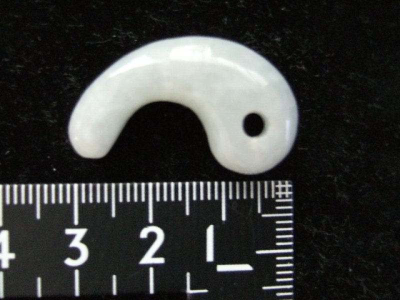 画像2: ビルマ本翡翠(硬玉)勾玉