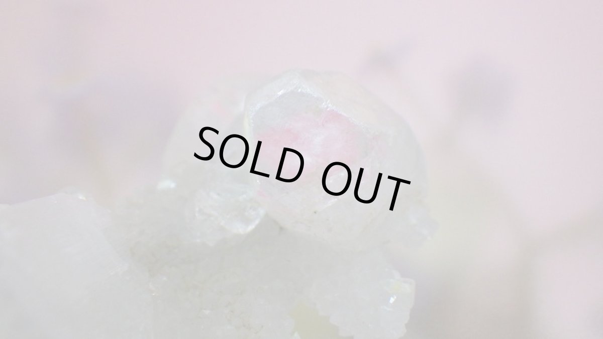 ピンク色の部分は、写り込みです。