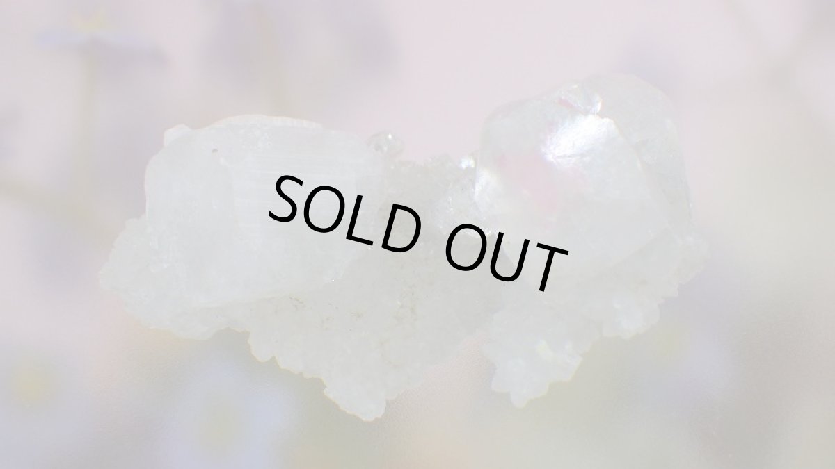 ピンク色の部分は、写り込みです。