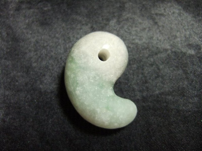 画像1: ビルマ本翡翠(硬玉)勾玉