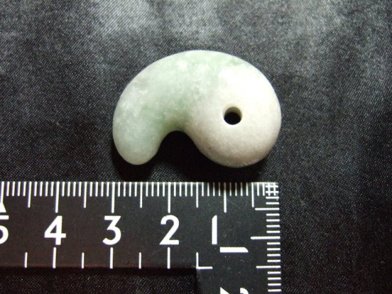 画像2: ビルマ本翡翠(硬玉)勾玉