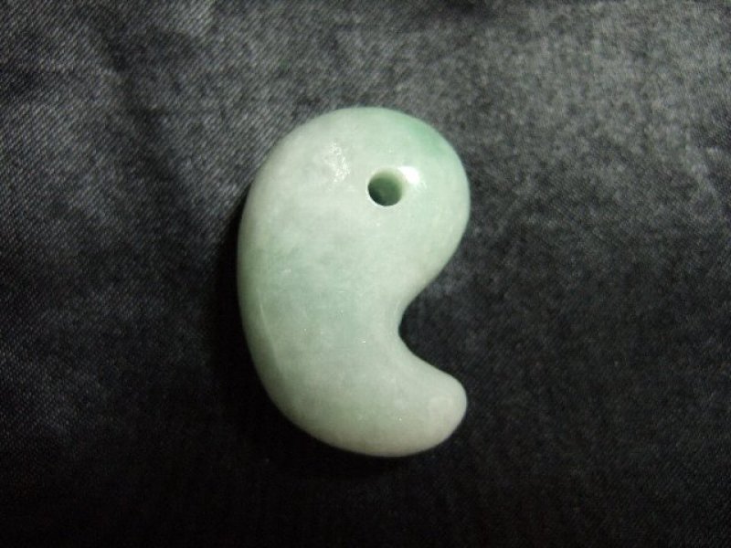 画像1: ビルマ本翡翠(硬玉)勾玉