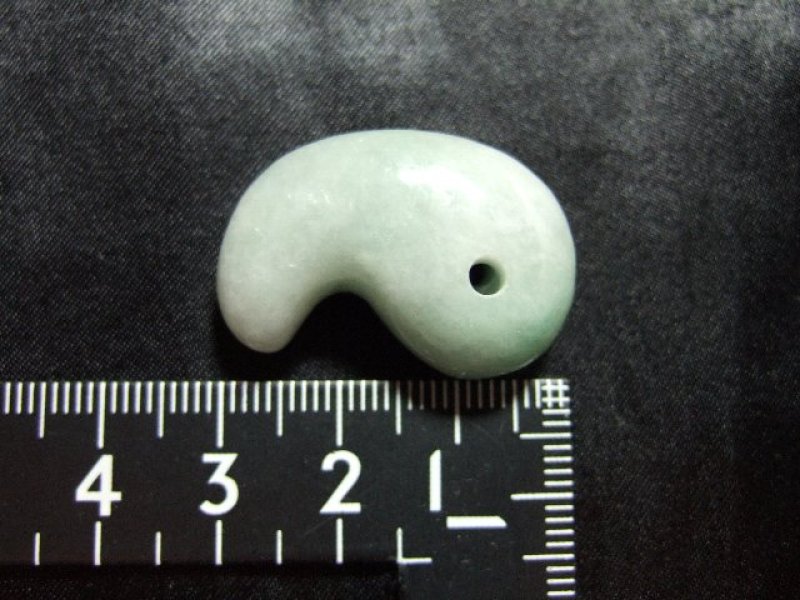 画像2: ビルマ本翡翠(硬玉)勾玉