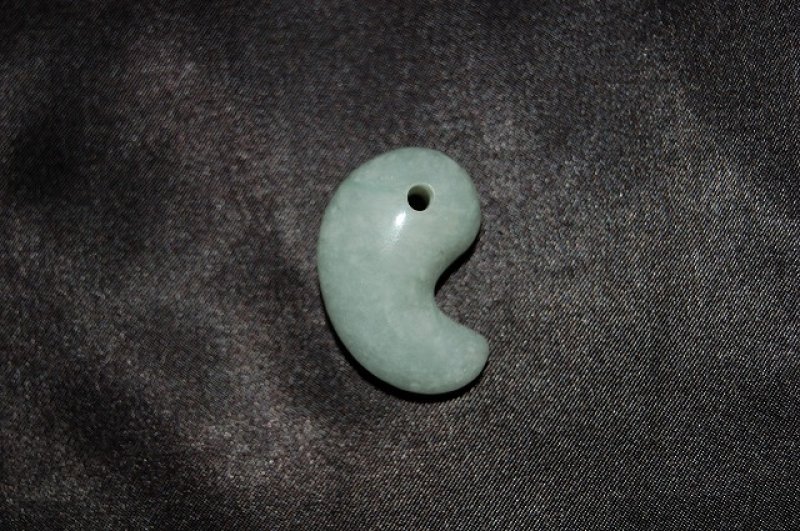 画像1: ビルマ本翡翠（硬玉）勾玉