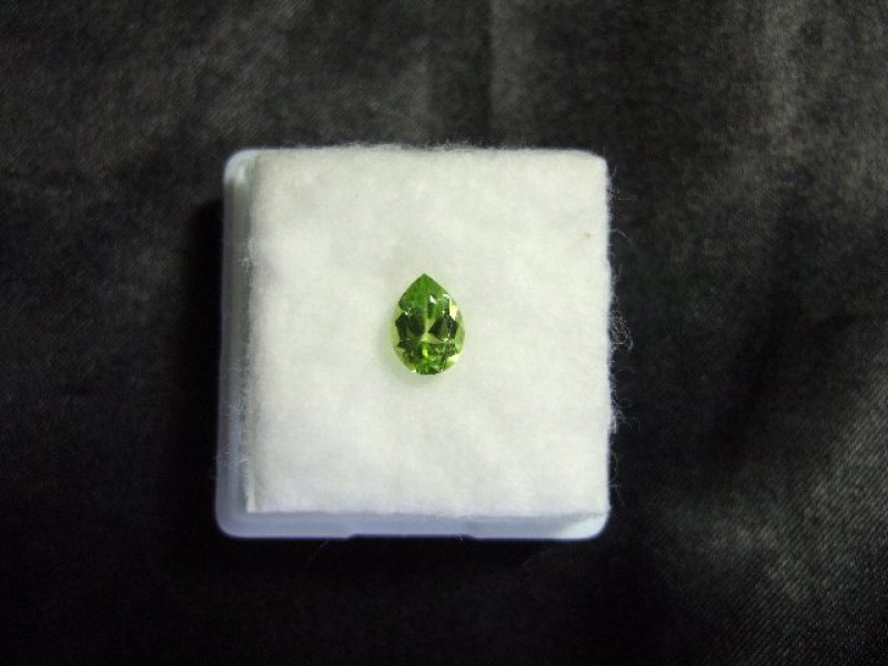 画像1: ペリドット（カンラン石） ルース ケース付き