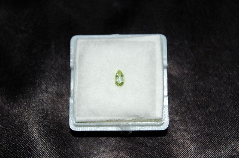 画像1: ペリドット(カンラン石) ルース ケース付き