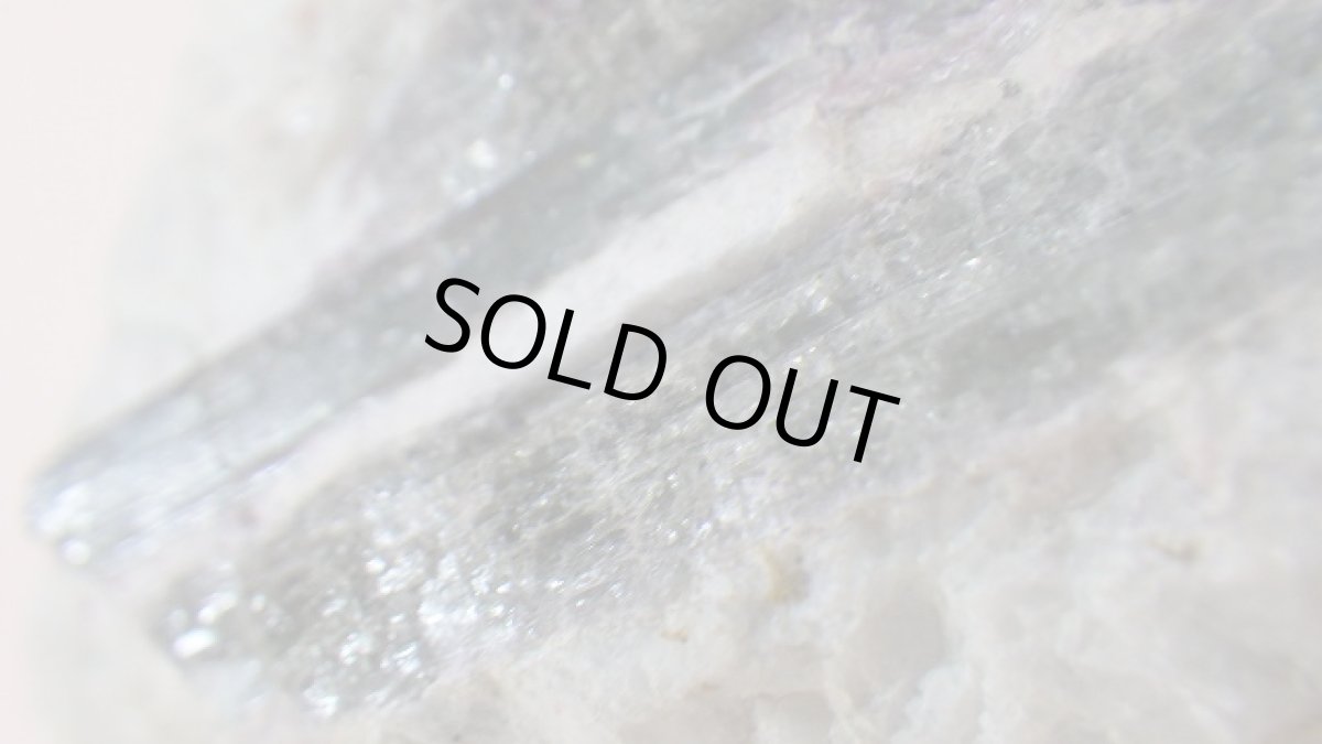 画像12: パライバトルマリン（電気石）原石 母岩付き (12)