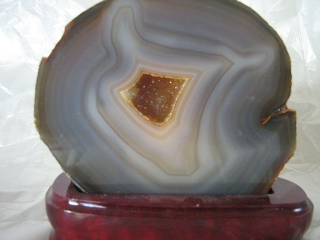 画像1: アゲート（メノウ瑪瑙）アンバースノー台座付き (1)