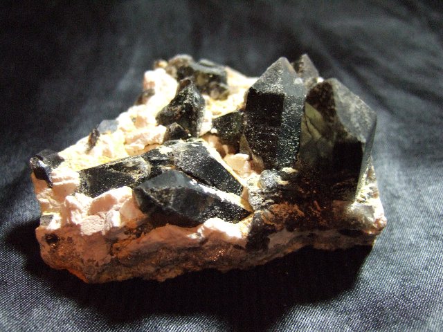モリオンクラスター（黒水晶群晶）の天然石 パワーストーンの販売【エル・クリスタル】